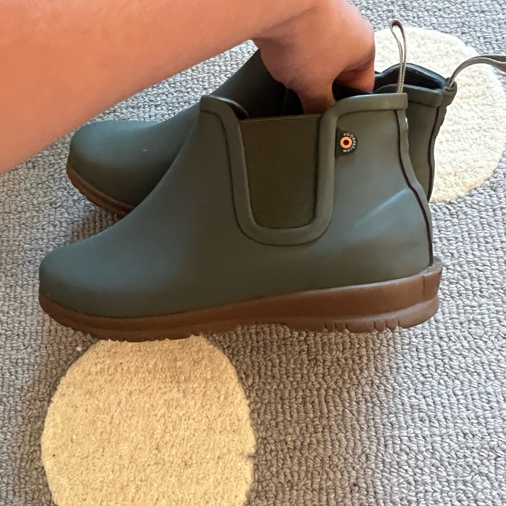 Women’s waterproof bog boots size 6